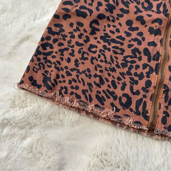 Free People We The Free leopard print mini skirt full zipper raw hem size 26 - Picture 7 of 12